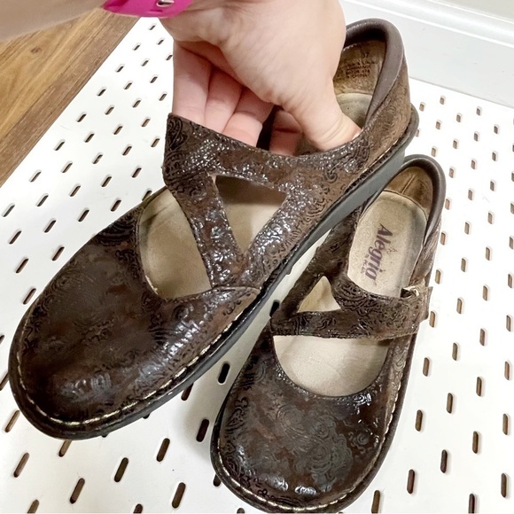 ALEGRIA JIL-562 JILL Brown Leather Paisley Embossed Mary Jane Clogs - 37 / 7.5 - Picture 4 of 11